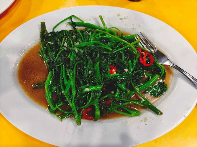 Tumis kangkung sebagai pelengkap seafood